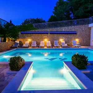villa-paula.hotels-in-trogir.com/